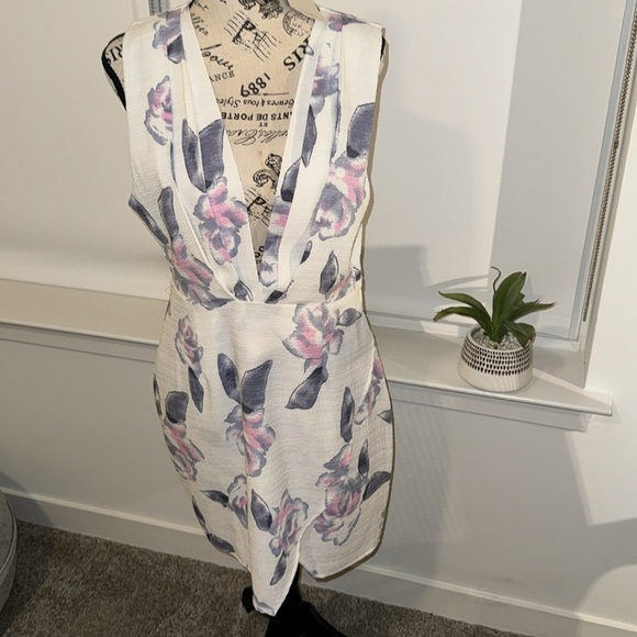 Tobi Deep Plunge Floral Pleat Dress NWT - Picture 1 of 16